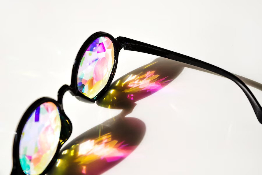 optical-eyeglasses-prism-refracting-shadow-white-background_23-2147949123
